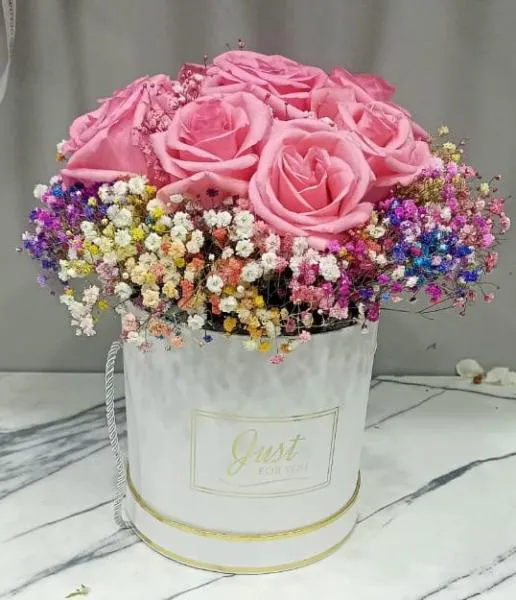 Букет из роз и гипсофилы в коробке Сказочная радость