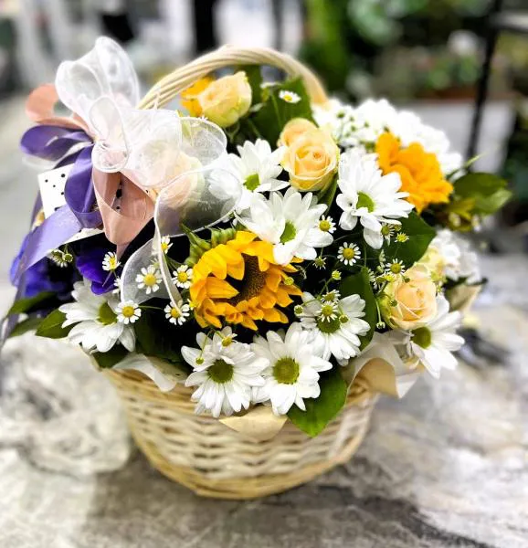 Корзина из белых ромашек и подсолнухов Лето в корзине