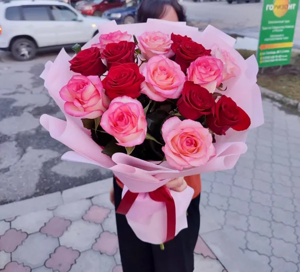 Букет из красных и розовых роз Настоящая романтика