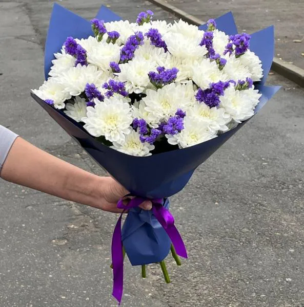 Букет из белых хризантем и статицы Синий иней