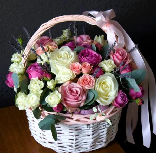 Корзина из роз и лаванды Прекрасный момент