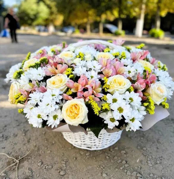 Корзина с розами и хризантемами Свежесть утра