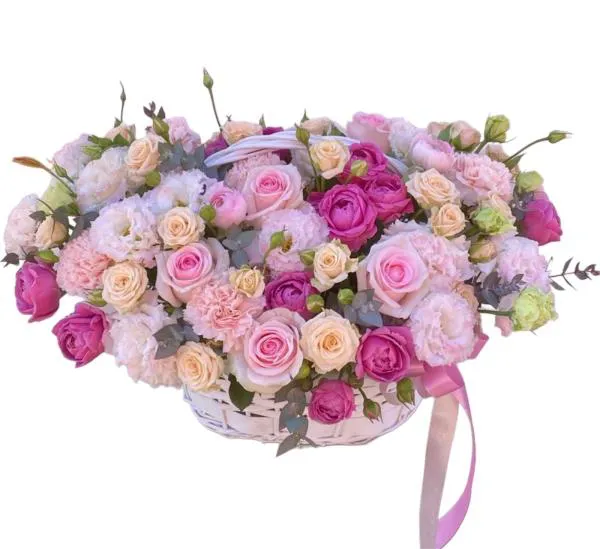 Корзина из розовых роз и эустом Всегда леди