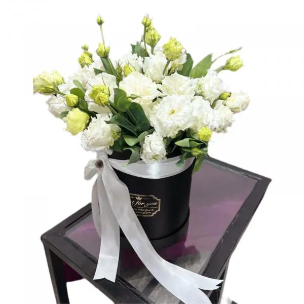 Композиция из белых эустом в коробке Элегантный намек