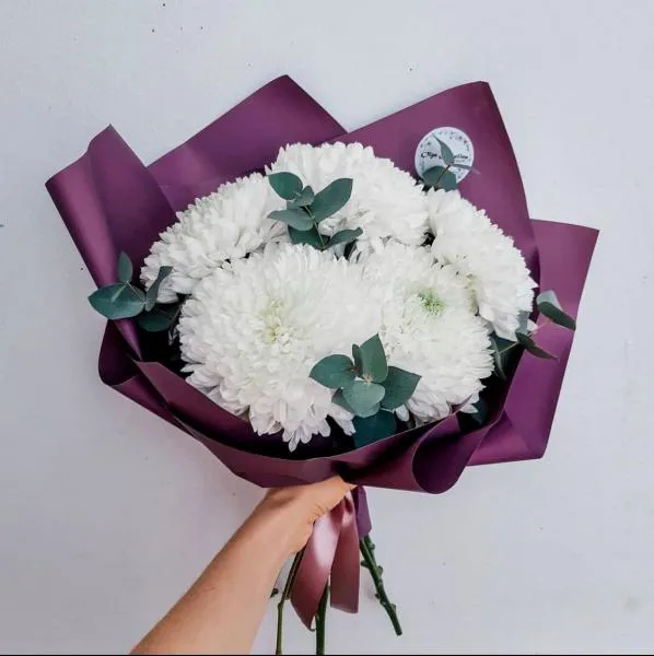 Букет Высокого Стиля из белых хризантем и эвкалипта 