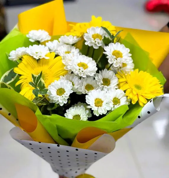 Букет из желтых гербер и белых хризантем Желтое счастье