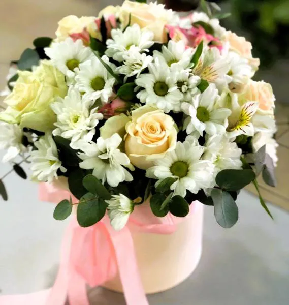 Композиция в коробке из роз и хризантем Улыбка природы