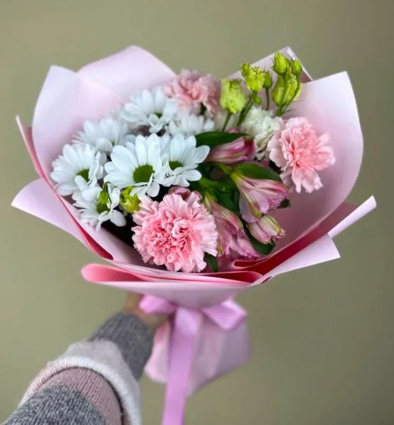 Букет из кустовых хризантем и альстромерии Комплиментик