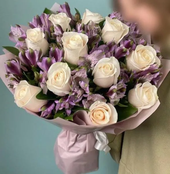 Букет из белых роз и альстромерий Поцелуй ветра