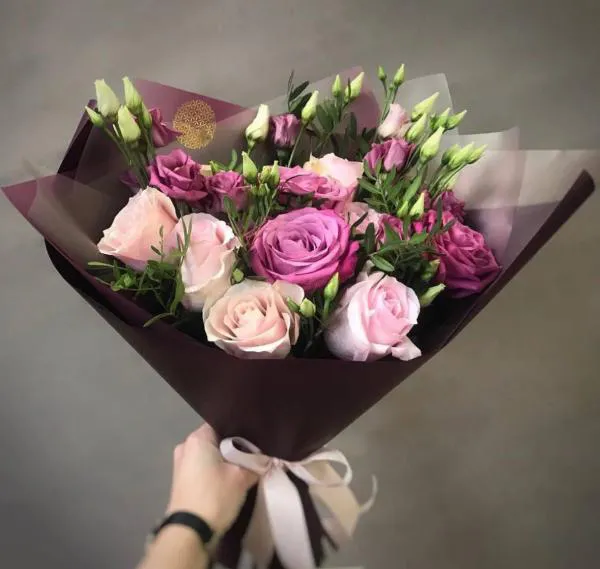 Букет из розовых роз и эустом Роскошное признание