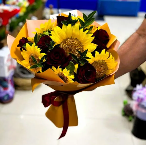 Букет из красных роз и подсолнухов Огненный