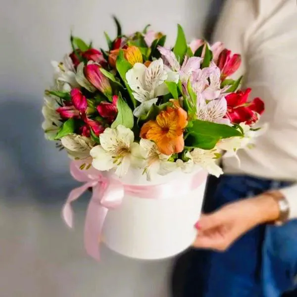 Букет из разноцветных альстромерий в шляпной коробке Шепот