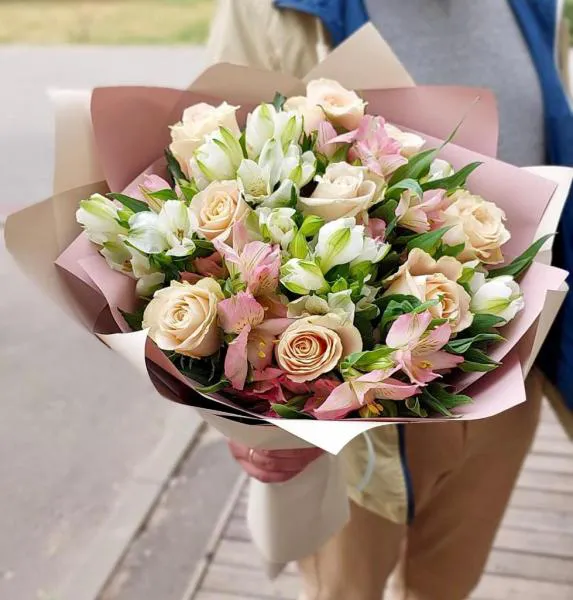 Букет из кремовых роз и альстромерии Карамелька