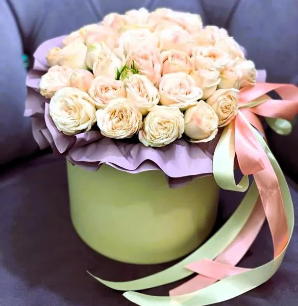 Композиция из кустовых роз в коробке Сказочное утро