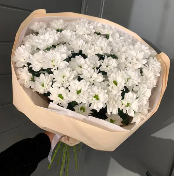 Букет белых кустовых хризантем Нежный поцелуй