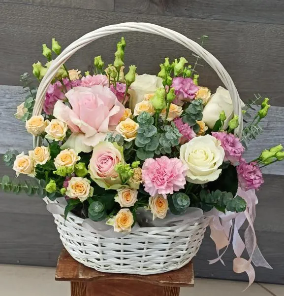 Корзина из розовых роз и эустомы Иль-де-Франс