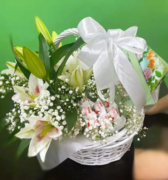 Корзина с белыми лилиями и конфетами Лилии на озере
