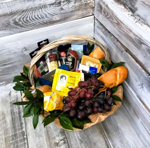 Колбасная корзина № 7 с мясными деликатесами, виноградом и сыром