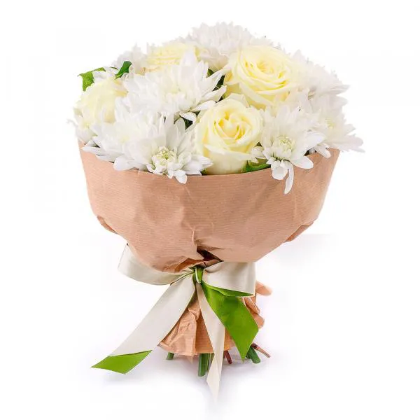Букет из белых роз и хризантем Очаровашка