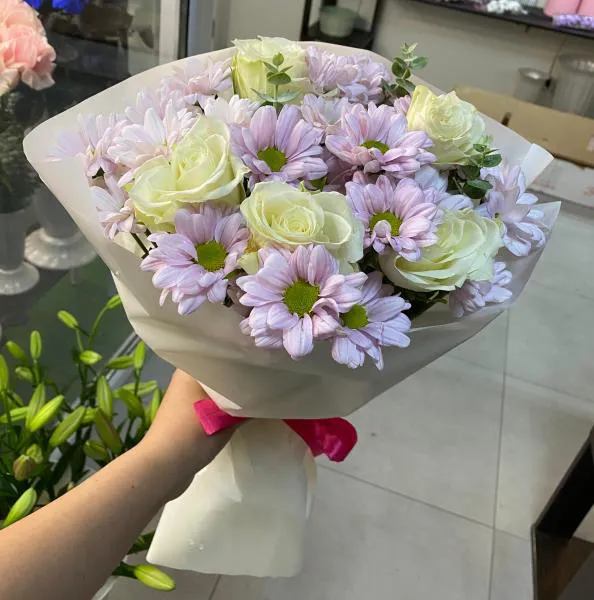 Букет из белых роз и ромашковых хризантем Полет фантазий