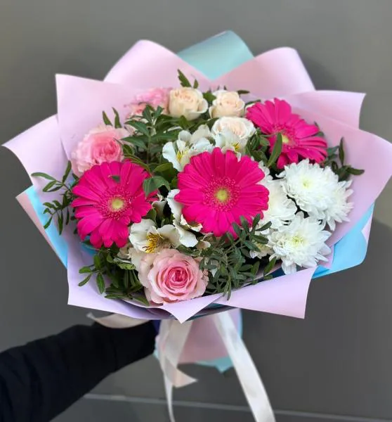 Букет из гербер, хризантем и роз Атмосфера праздника