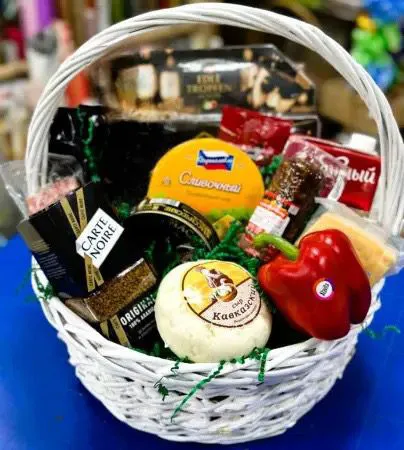 Корзина для мужчин с сырами, колбасой и кофе