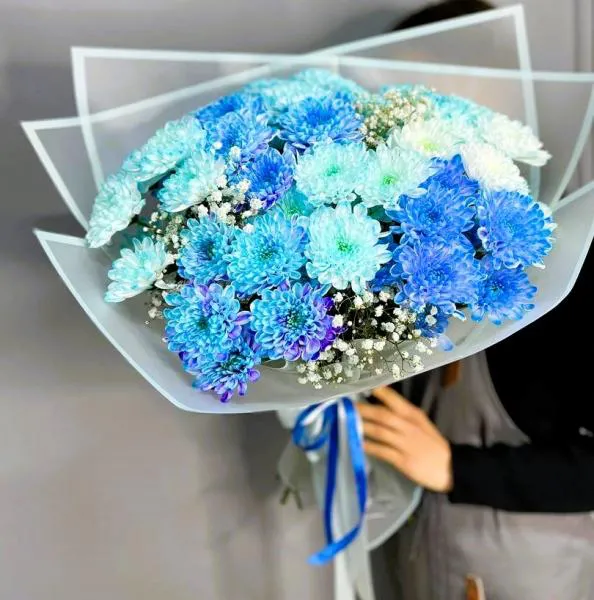 Букет из голубых хризантем и гипсофилы Голубая мечта