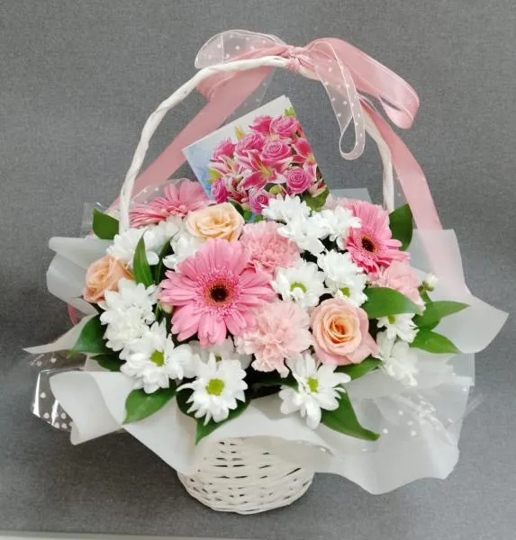 Корзинас герберами и хризантемами Сад радости