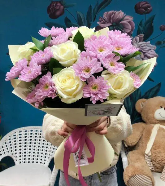 Букет из роз и кустовых хризантем Чудеса сбываются