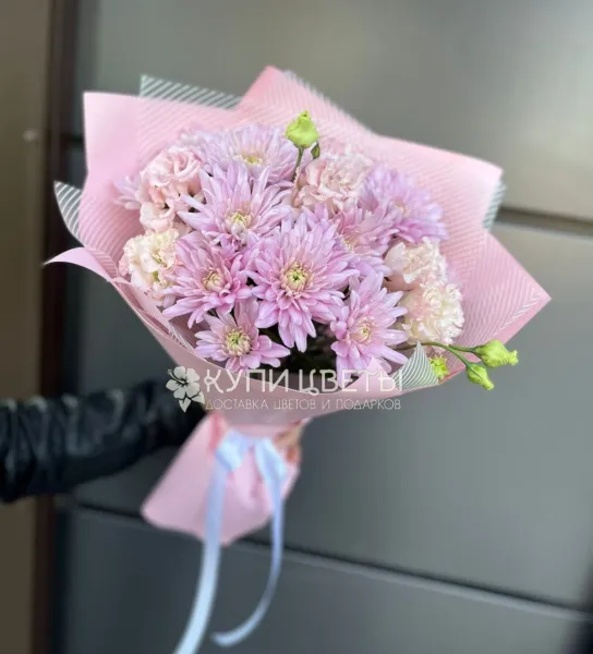 Букет из розовых хризантем и гвоздик Розовые отражения