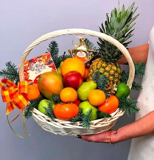 Фруктовая корзина с конфетами и еловыми ветками Новогодняя