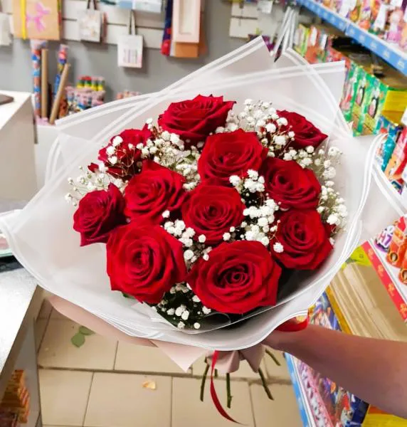 Букет из красных роз и гипсофилы Неисчерпаемая любовь