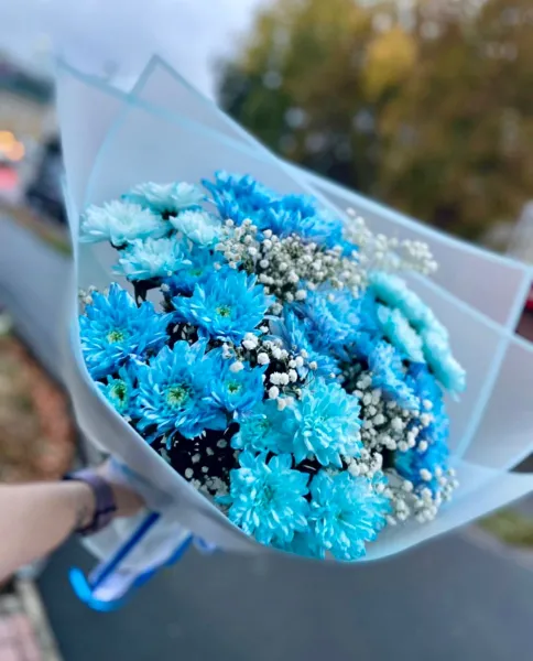 Букет из хризантем и гипсофилы Голубое небо на закате