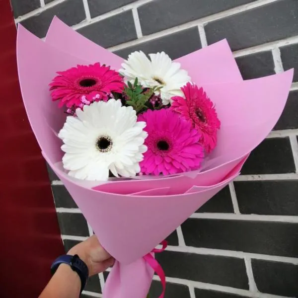 Букет из розовых и белых гербер Внимание