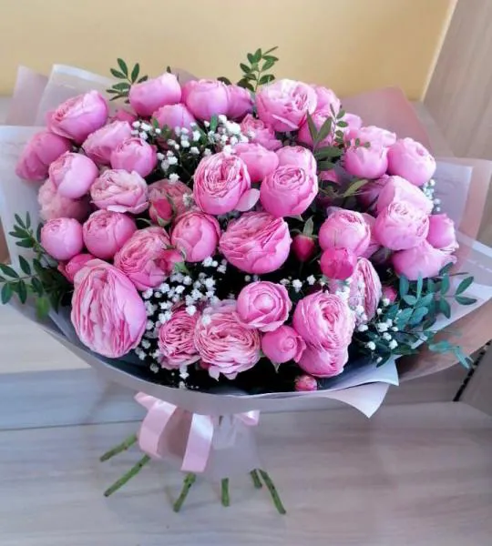 Букет из розовых пионовидных роз и гипсофилы Розовый восторг