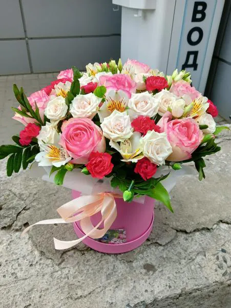 Букет из роз эустом и гвоздик в шляпной коробке Восторг