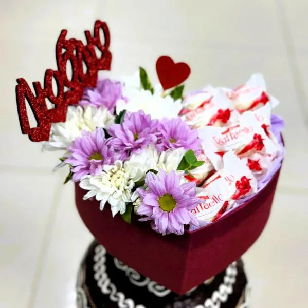 Коробка с хризантемами и конфетами Сладкий привет