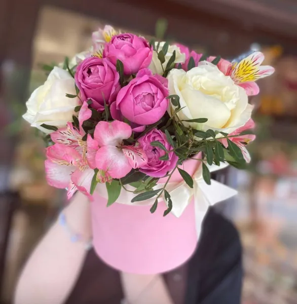 Букет из пионовидных роз шляпной коробке Романтическое признание