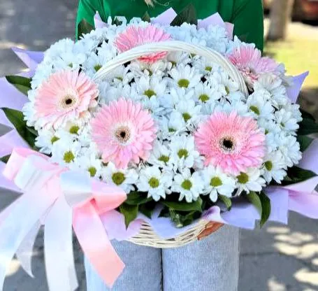 Корзина из кустовых хризантем и гербер Очень нежные объятия