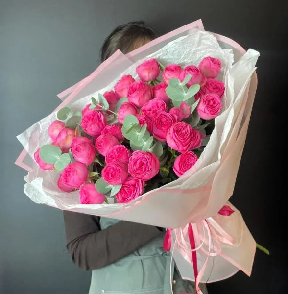 Букет из розовых пионовидных роз и эвкалипта Роза Пион