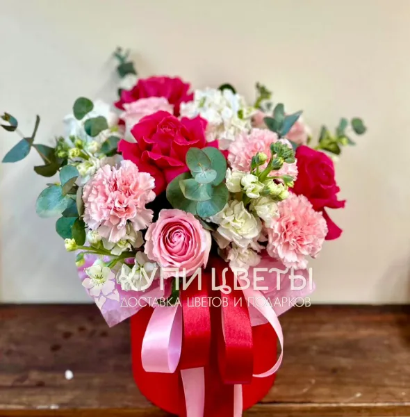 Композиция в коробке из роз и гвоздик Чудесные пожелания