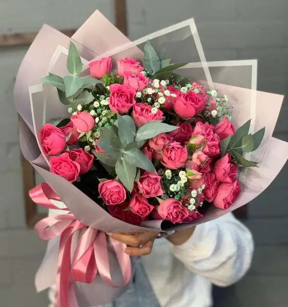 Букет из кустовых роз и гипсофилы Сердечное признание