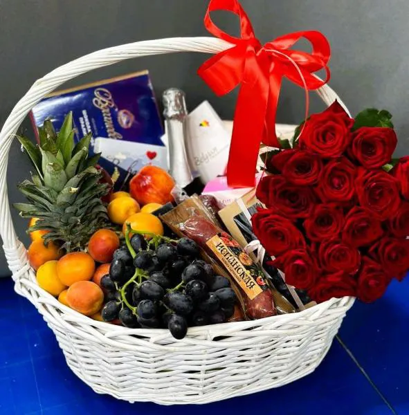 Подарочная корзина с фруктами и красными розами № 12