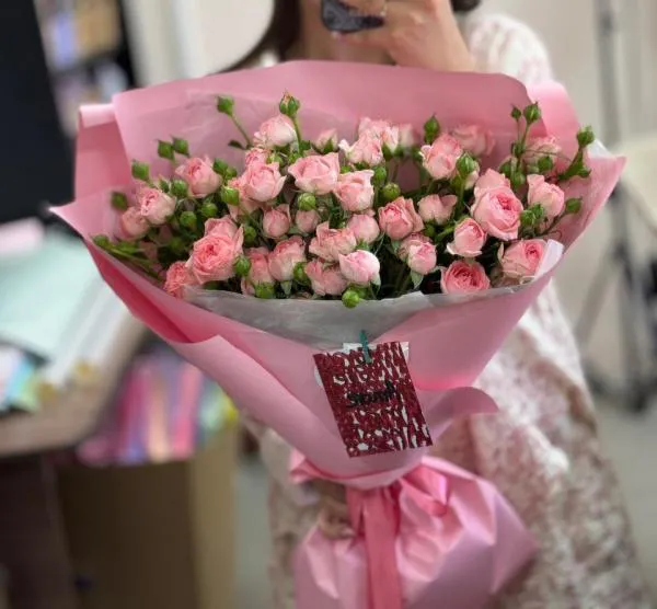 Букет из розовых кустовых роз В розовых оттенках