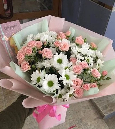 Букет из кустовых роз и хризантем Ягодный десерт