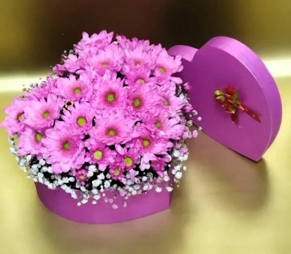 Букет из сиреневых хризантем в коробке Сердечко