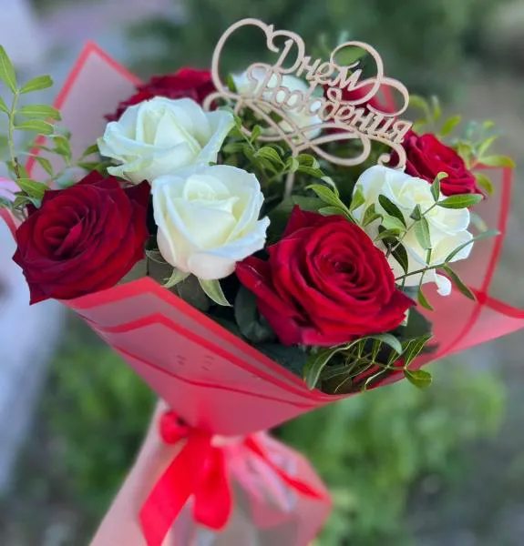 Букет из красных и белых роз с топпером Самый лучший праздник