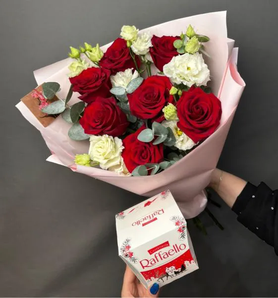 Подарочный набор с красными розами и конфетами Со вкусом рафаэлло