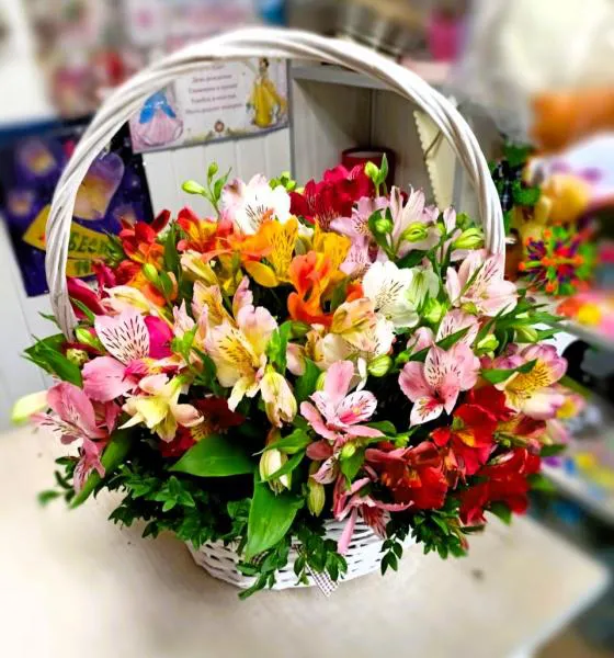 Корзина из разноцветных альстромерий Альстромериум