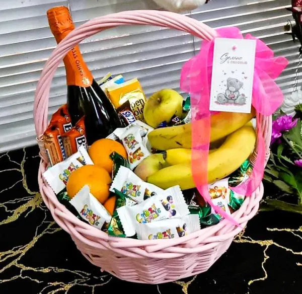 Подарочная корзина с конфетами, шоколадом, фруктами и шампанским Сочная гармония